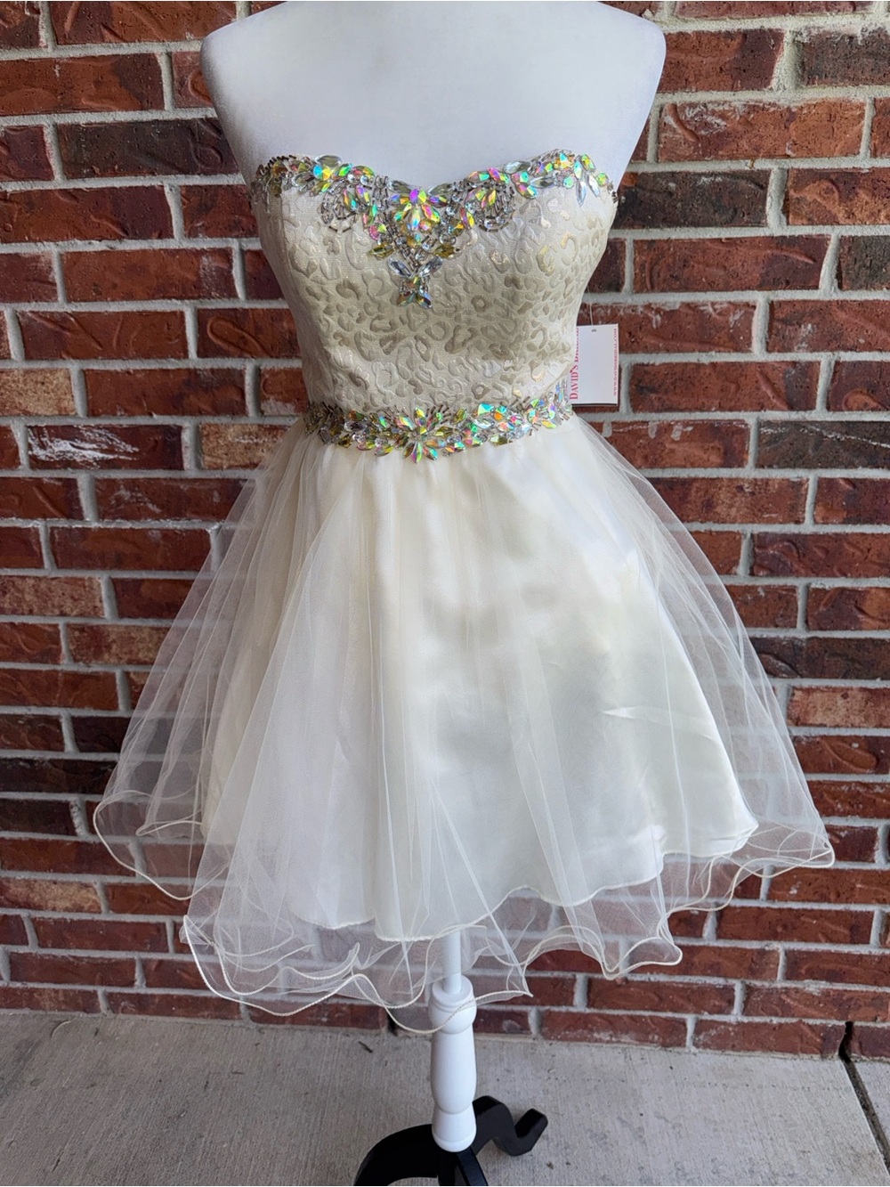 NWT Masquerade by David’s Bridal Homecoming Prom Dress Size 3 Champagne Beaded